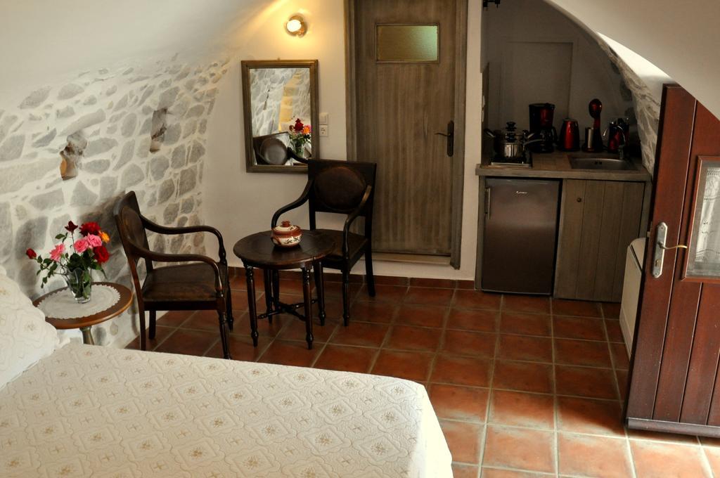 Arapakis Historic Castle Aparthotel Pyrgos Dirou Ngoại thất bức ảnh